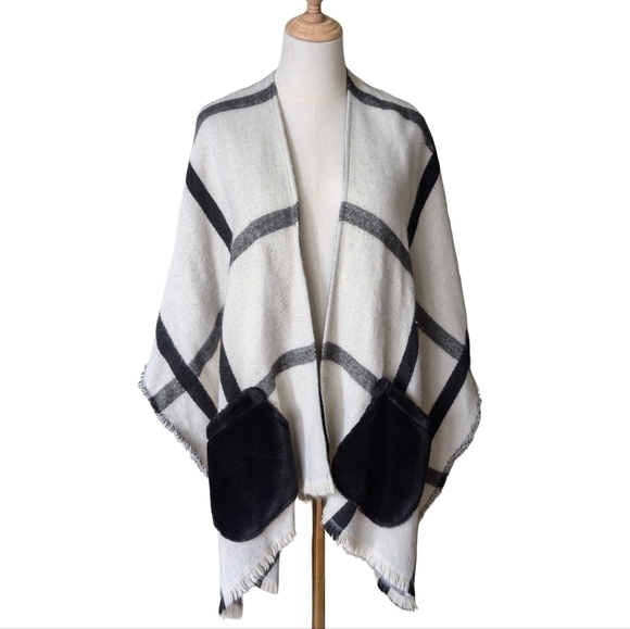 Marcus Adler Black & Cream Plaid Poncho Wrap Faux Fur OS - Picture 10 of 11